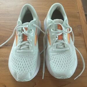 Women’s Brooks Ghost 16 size 9